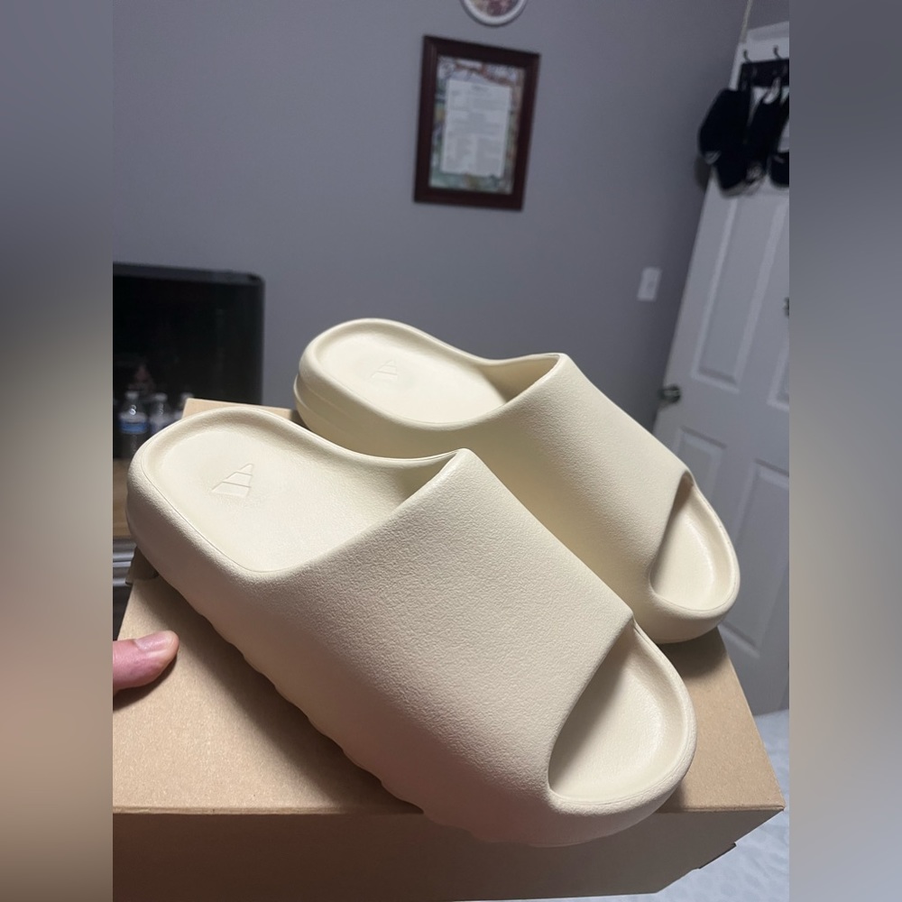 Yeezy Slides “Bone” 2022 Restock Mens Size 9